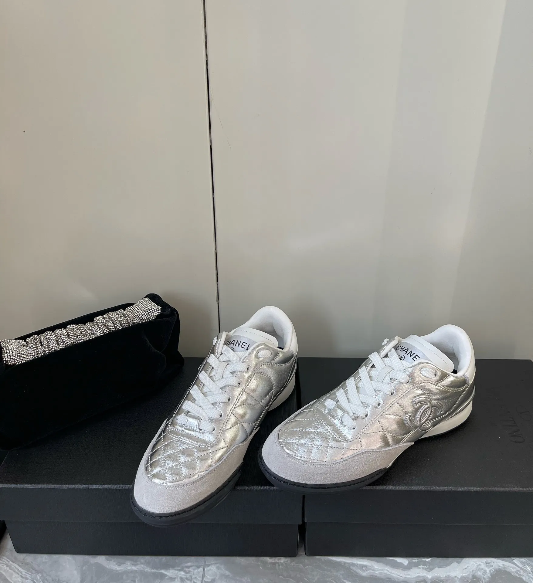 👟👟Ex-factory price 520👟👟Women's shoes, women's clothing 𝐂𝐇𝐀𝐍𝐄𝐋 Chanel's latest rhombus sports sneakers, new color white shoes ✔️ Full cowhide leather surface. The new color matching fabric adds many elements to make it look very delicate. It makes your legs look longer when you put it on. Authentic counter replica. It can be said that the upper part is really super comfortable! Size: 35-40 original packaging